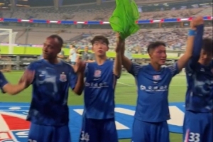 开云体育-记者晒上海申花赛后谢场视频：领先6分！继续加油！不要放松！