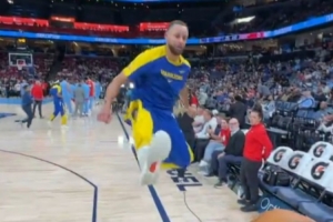 Chinese Kung Fu库里赛前秀出凌空飞踢 体态轻盈状态佳